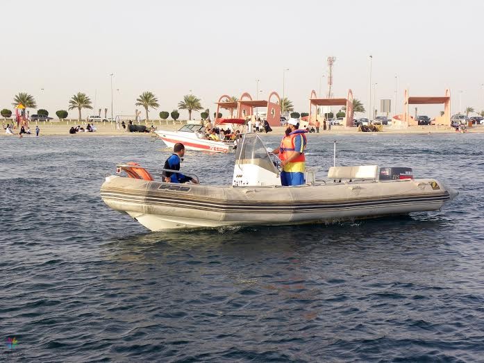 حرس الحدود يخمد حريقًا تعرض له أحد اللنشات الخاصة بالقطيف وينقذ طاقمه