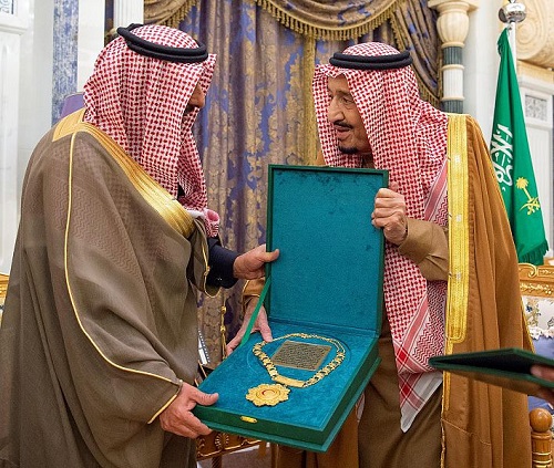 خادم الحرمين يتسلم قلادة (أبي بكر الصديق) من الطبقة الأولى من المنظمة العربية للهلال الأحمر والصليب الأحمر
